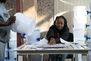 La composición de los kits de higiene para el cólera que MSF donó a las familias de la comunidad de Kanana en Hammankskraal, Sudáfrica, se deriva de un estudio que MSF llevó a cabo con la Escuela de Higiene y Medicina Tropical de Londres, que demostró que estos artículos pueden frenar la curva de un brote de cólera cuando se les entrega a pacientes que reciben el alta.