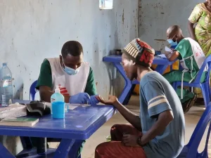 Personal de MSF brinda atención a personas desplazadas y atención pra adolescentes