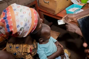 Una mujer escucha las instrucciones de la promotora de salud comunitaria, sobre cómo tomar correctamente la medicación contra la malaria en la colina Murambi. Comuna de Buganda, provincia de Cibitoke, Burundi. Marzo de 2023.