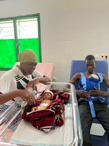 Una pareja está practicando el método Kangourou para ayudar a sus gemelos recién nacidos prematuros a sobrevivir. Burkina Faso.