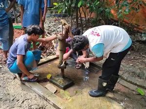 Para garantizar el acceso a agua potable, el equipo de agua y saneamiento de MSF desinfectó y reparó pozos entubados rotos, y también desinfectó los tanques de agua del hospital para prevenir la propagación de enfermedades. Bangladesh 2023.