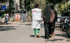 Una integrante de MSF hablando con Anam (nombre ficticio),una paciente de 17 años con tuberculosis resistente a medicamentos en la India. © Premananda Hessenkamp