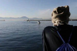 Una persona migrante que sobrevivió al trayecto migratorio por el Mediterráneo. © Skye  McKee/MSF