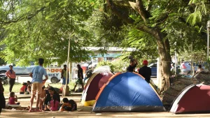 Monumento al Parque Madre es un pequeño parque ubicado en Danlí, que en las últimas semanas se ha convertido en un refugio improvisado para migrantes.