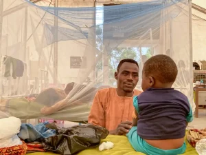 Mustafa y su hijo Yousif son pacientes de la comunidad de acogida. Tras notar que su hijo estaba enfermo, con dificultades respiratorias, fiebre e hinchazón, Mustafa lo llevó al hospital de MSF, donde Yousif fue ingresado en la sala de pediatría. Gedaref, Sudán.