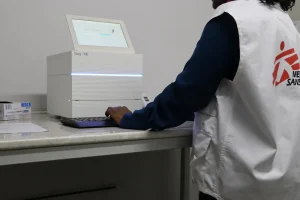 Un trabajador de MSF en Nukus, Uzbekistán, usando una máquina llamada Next-generation sequencing (NGS, que permite analizar muestras de tuberculosis