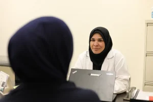 Psicóloga de MSF en Líbano, durante una sesión de salud mental. Los problemas de salud mental pueden suponer importantes obstáculos para el proceso de recuperación.