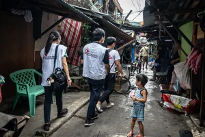 El equipo de apoyo a pacientes de MSF en Filipinas, caminando por las sobrepobladas calles de Barangay 105 Aroma, en Tondo, Manila. © Ria Kristina Torrente