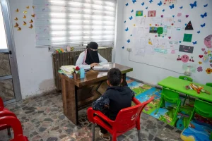 Mohammad, un niño de 12 años, después de cada visita a la clínica de curación, visita al consejero psicológico en el punto avanzado de Jisr al-Shoughor. Noroeste de Siria, julio de 2024.