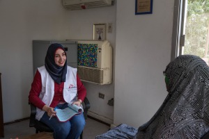 Una psicóloga, fisioterapeuta y trabajadora social de MSF con un paciente en una clínica de MSF para el tratamiento de víctimas de violencia en Maadi, Egipto.