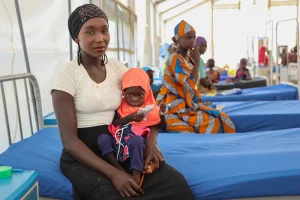 La madre de Khadija alimenta a su hijo con leche a través de una sonda nasogástrica. Khadija Jafar, de 2 años, es una de los muchos niños que reciben tratamiento por desnutrición en el Centro de Alimentación Terapéutica para Pacientes Internados (ITFC, por sus siglas en inglés) apoyado por MSF en el Hospital de Ganjuwa, en el estado de Bauchi, Nigeria.