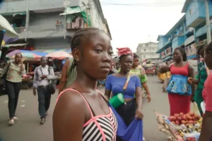 Mary, una estudiante de Liberia, ya no sufre convulsiones y disfruta estudiando y pasando tiempo con amigos desde que recibe tratamiento de MSF.