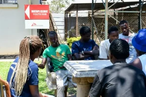 Una enfermera de MSF (primera desde la izquierda) facilita una sesión de apoyo entre pares en el Matapi Youth Hub en Mbare, Zimbabue.