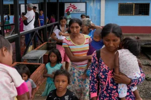Un grupo de mujeres warao asiste con sus hijos al ambulatorio de San Francisco de Guayo, para ser evaluados por el equipo médico de MSF.