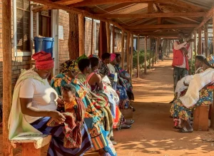 El promotor de salud, Bayubahe Jerome, brinda información sobre atención prenatal a las mujeres embarazadas en el Hospital Nduta Camp, en Tanzania.