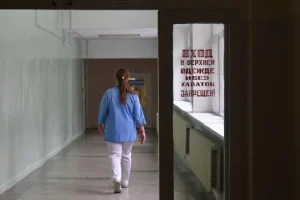 Natalia Yatskevich, de 45 años, caminando por los pasillos de un centro de tratamiento de TB en Minsk, Bielorrusia. © Alexandra Sadokova/MSF