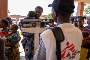 Una enfermera de MSF pesa a los bebés en el puesto de salud de Bambi para detectar desnutriciín infantil en una comunidad remota a dos horas por carretera de Chipindo, en el suroeste de Angola.