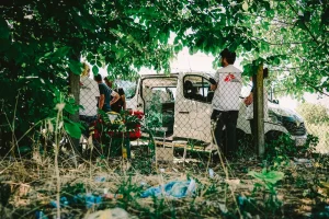 Una foto que muestra a integrantes de MSF durante una clínica móvil para atender a personas migrantes y refugiadas en Serbia. © Evgenia Chorou/MSF