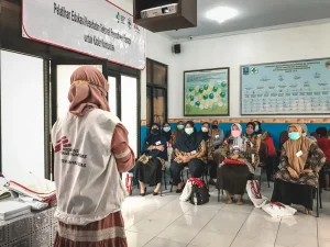 Una integrante de MSF hablando con adolescentes. El proyecto de MSF en Indonesia se enfoca en mejorar la calidad y el acceso a la atención médica de adolescentes © Sania Elizabeth/MSF