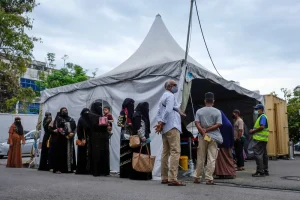 Personas refugiadas, principalmente de la etnia rohingya, haciendo fila para entrar a la consulta de MSF © Kit Chan / MSF