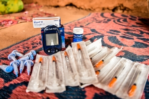 A treatment kit for patients with type 1 diabetes including a glucometer and glucometer strips, needles, insulin among others.