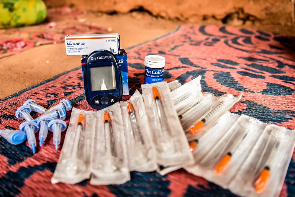 A treatment kit for patients with type 1 diabetes including a glucometer and glucometer strips, needles, insulin among others.