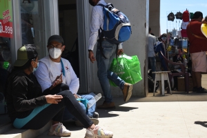 Uno de nuestros psicólogos conversando con una persona migrante en la estación de buses de Danlí.