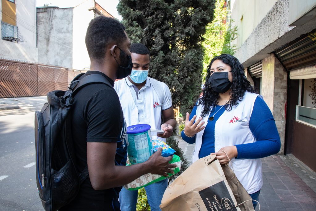 El equipo de MSF en Ciudad de México atendiendo a una persona migrante.