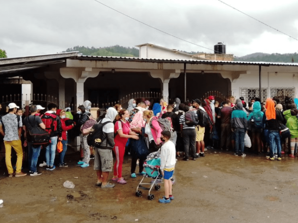 Un equipo de MSF construyen en cuestión de minutos una clínica móvil en las afueras del INM.