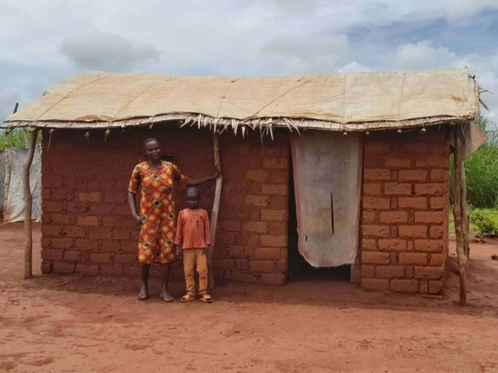 Chancela Tchaga está con su hijo Ezéchiel, frente a su casa reconstruida en RCA