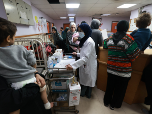 Mujeres y niños se refugian en el hospital de Al Aqsa en Gaza. El hospital se satura con la llegada de vísctimas en masa.