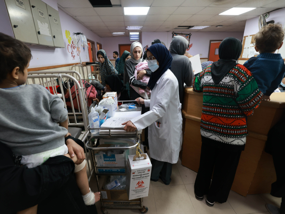 Mujeres y niños se refugian en el hospital de Al Aqsa en Gaza. El hospital se satura con la llegada de vísctimas en masa.