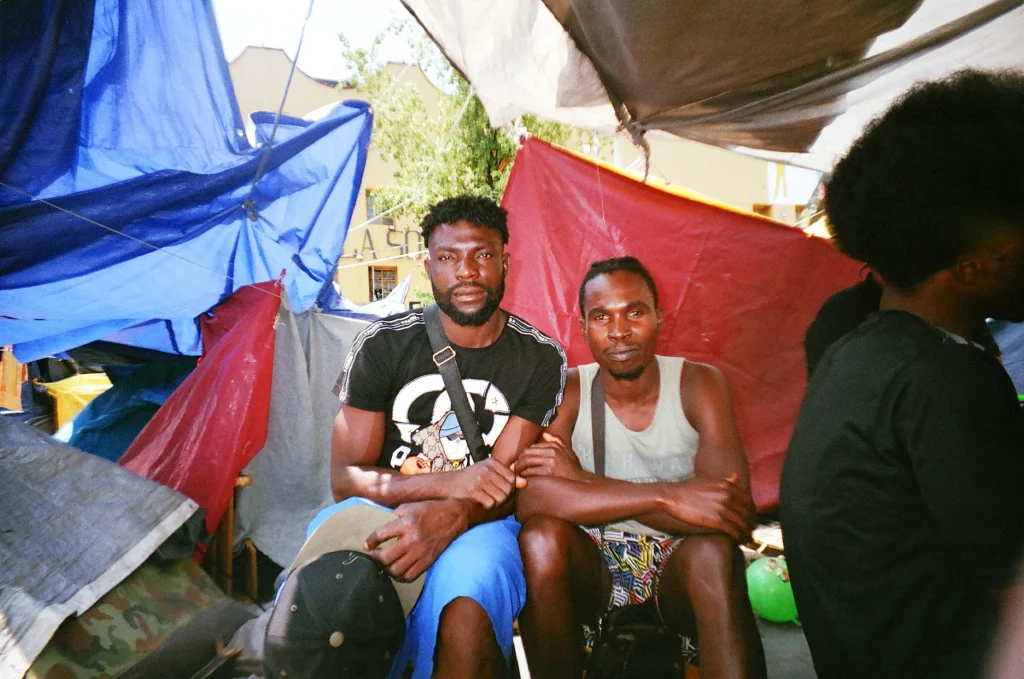 Migrantes luchan por refugiarse de la discriminación y violencia en la Ciudad de México