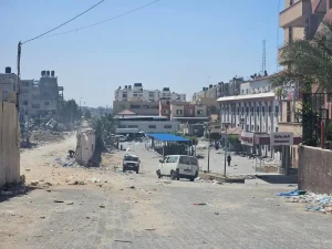 La escasez de suministros y la afluencia de pacientes dejan al hospital de Nasser al borde del colapso