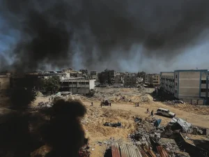 Vista de Jan Yunis (Khan Younis) desde el techo del Hospital Nasser. abril, 2024.