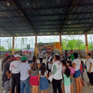 Equipo de Médicos Sin Fronteras durante una actividad com presonas migrantes