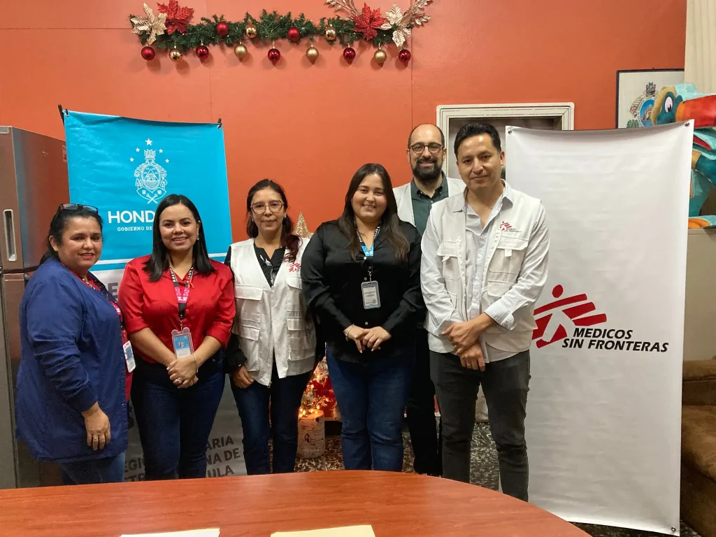 Equipo de Médicos Sin Fronteras en Honduras tras firmar el acuerdo de trabajar junto con las autoridades sanitarias de San Pedro Sula y del departamento de Cortés hasta 2027.