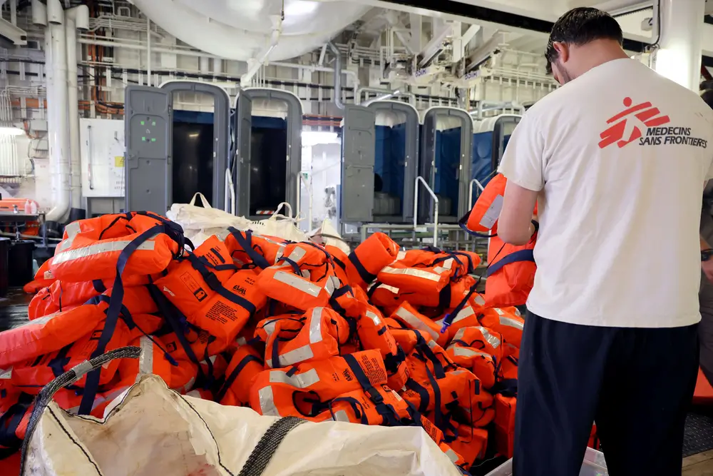 Equipo de MSF a bordo del barco de Búsqueda y rescate Geo Barents ordena los chalecos salvavidas.