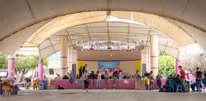 Personas migrantes que acaban de cruzar desde Guatemala esperan en un parque de Suchiate, en el sur de México, antes de continuar su viaje hacia el norte.