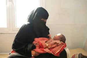 Raheema Mohamed Ali, de 25 años, de Mocha, en la maternidad de MSF en el Hospital General de Mocha, Yemen.