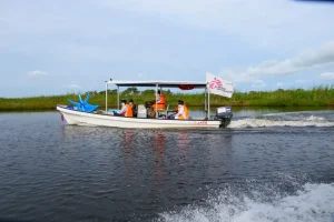 El personal humanitario de MSF viaja en barco para brindar atención médicaa la población afectada por inundaciones. Old Fangak, Sudán del Sur