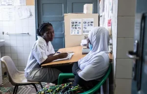 Una paciente habla con una partera en el centro de salud de Chingussura, en Beira, donde MSF conecta a comunidades de difícil acceso con servicios de aborto seguro y otros servicios de salud sexual y reproductiva. Mozambique 2023