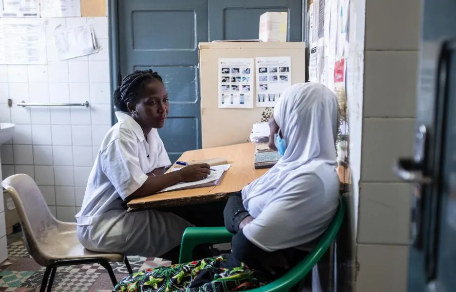 Una paciente habla con una partera en el centro de salud de Chingussura, en Beira, donde MSF conecta a comunidades de difícil acceso con servicios de aborto seguro y otros servicios de salud sexual y reproductiva. Mozambique 2023