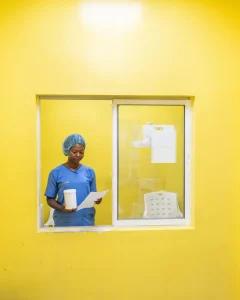 Perpetua, enfermera en el laboratorio del centro de atención obstétrica y neonatal de emergencia integral construido por MSF en el Hospital Nilefa Keji en Maiduguri, estado de Borno, Nigeria.