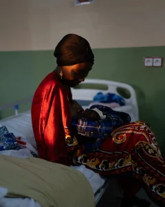 Alima Mustafa cuida a la niña de su hermana en el centro de atención obstétrica y neonatal construido por MSF en el Hospital Nilefa Keji en Mai Duguri, estado de Borno, Nigeria.