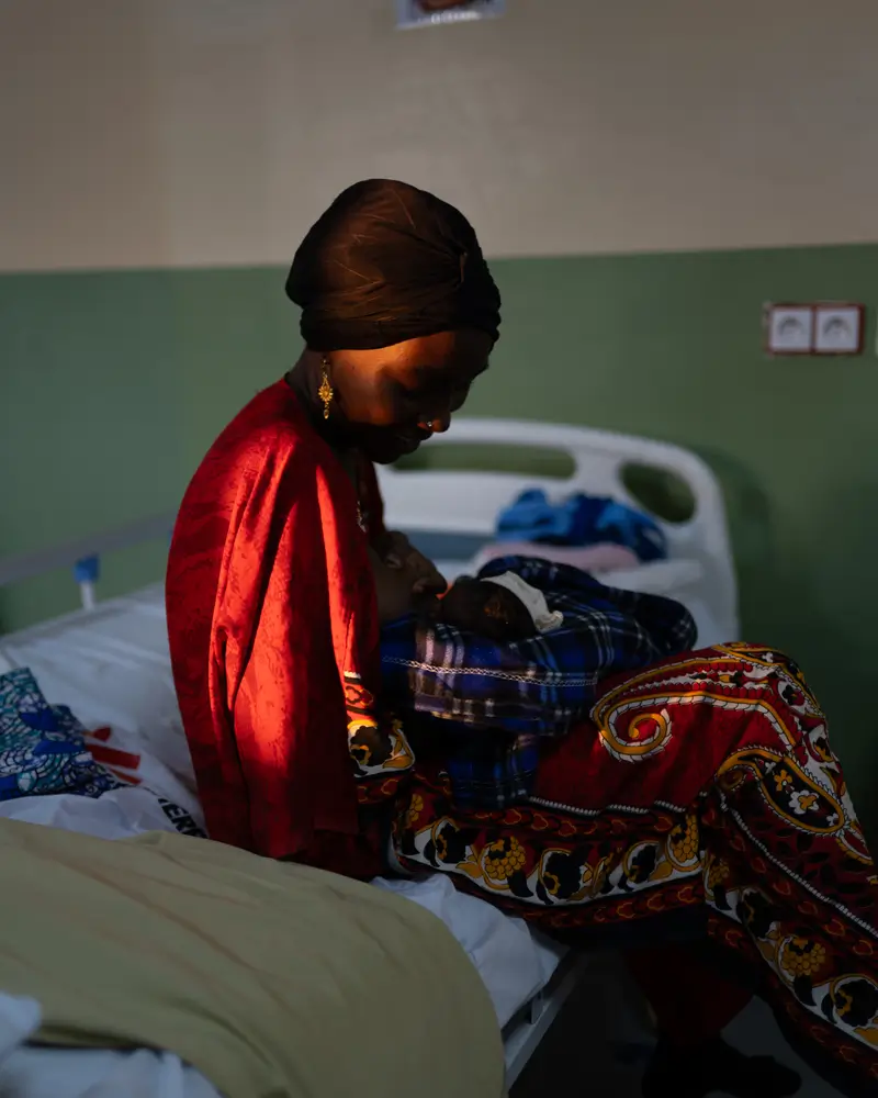Alima Mustafa cuida a la niña de su hermana en el centro de atención obstétrica y neonatal construido por MSF en el Hospital Nilefa Keji en Mai Duguri, estado de Borno, Nigeria.