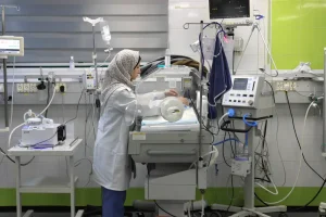 Una enfermera de MSF atiende a un recién nacido en la unidad de cuidados intensivos neonatales del Hospital Nasser el pasado 29 de diciembre.
