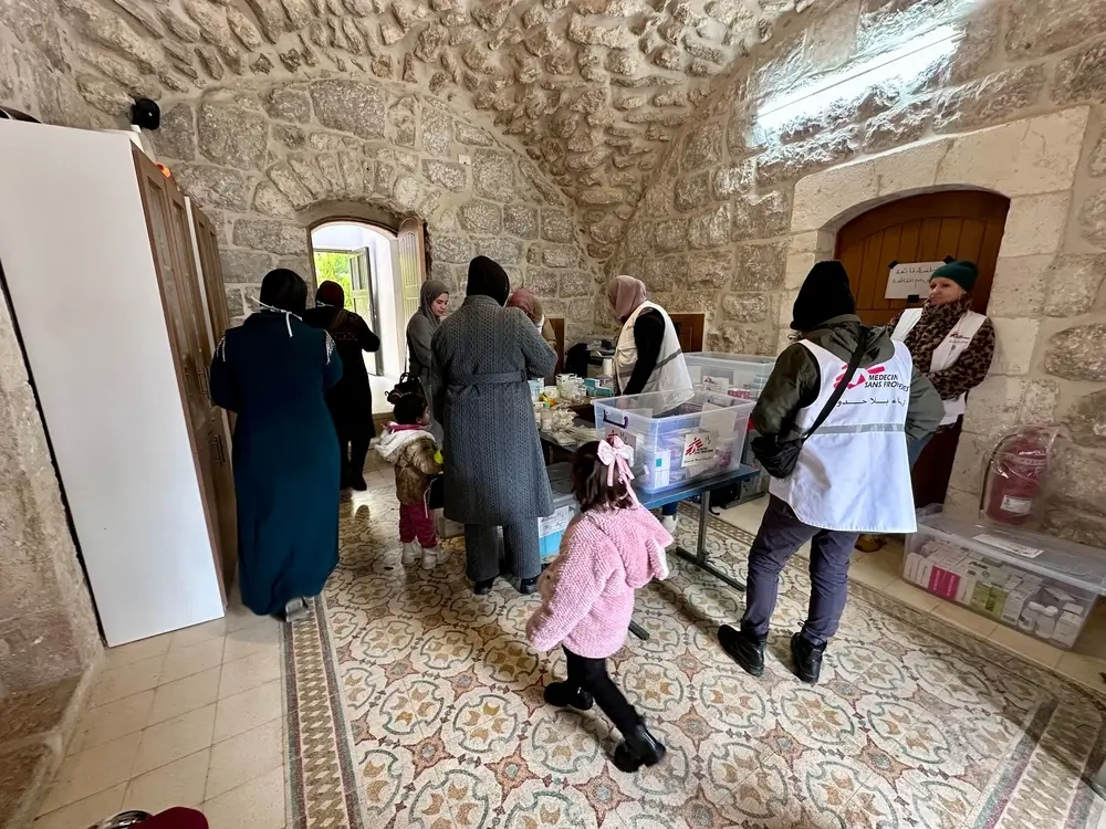Equipos de MSF instalaron una farmacia en el Centro Jaber para los pacientes que visitan la clínica móvil.