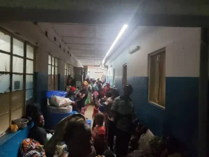 Afluencia de desplazados al hospital general de referencia de Masisi, apoyado por MSF. Estas personas huyen de los enfrentamientos entre los beligerantes en el territorio de Masisi.