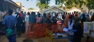 Pacientes esperando ser atendidos por MSF en el estado sudanés de Nilo Blanco. Allí, estamos tratando a personas afectadas por una infección transmitida por el agua.
